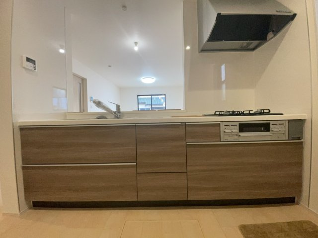 月々6万円台～　新築戸建　川越市かすみ野 第6のキッチン|対面のシステムキッチン（人工大理石使用）
浄水器付キッチン、床下収納