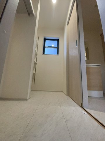 月々6万円台～　新築戸建　川越市かすみ野 第6の収納|洗面室①(玄関ホールからも出入り可） 棚付のウォークインクローゼット！