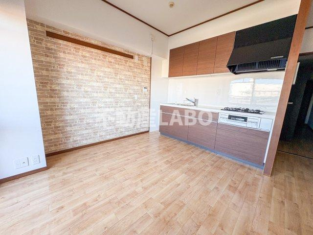 高見フローラルタウンイーストスクエア２７の居間・リビング