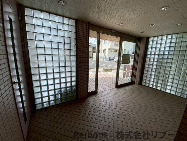ホームズダイサンキューブのエントランス