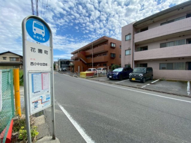 ホームズダイサンキューブの駐車場|バス停目の前
