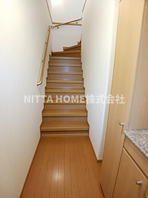 フラットワンＢの玄関|もちろんシューズボックスも完備しています◎