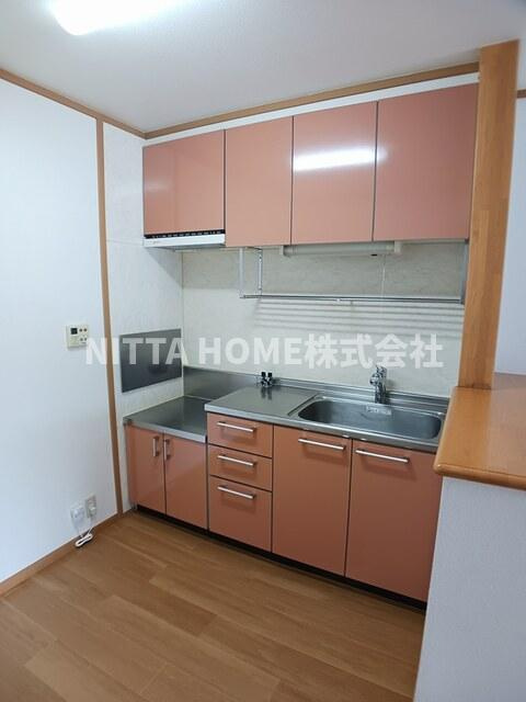 フラットワンＢのキッチン|上下に収納がついているオープンタイプのキッチンです◇