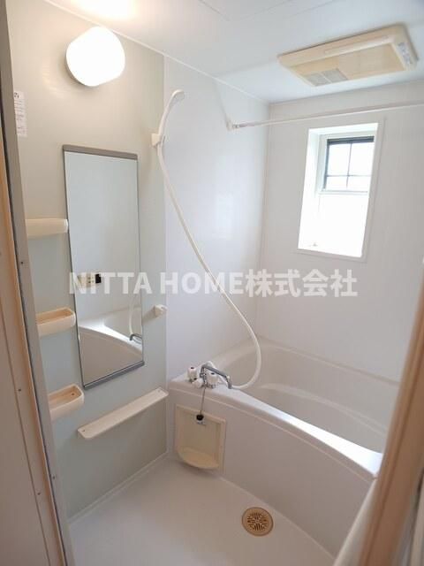 フラットワンＢの浴室|追い焚きや浴室乾燥などがついている小窓付きのバスルーム(#^^#)