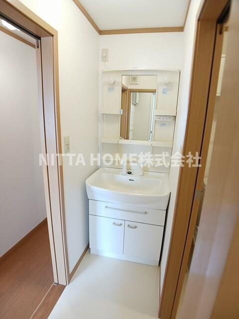 フラットワンＢの洗面所|独立洗髪洗面台がついているので身支度に便利ですね◇