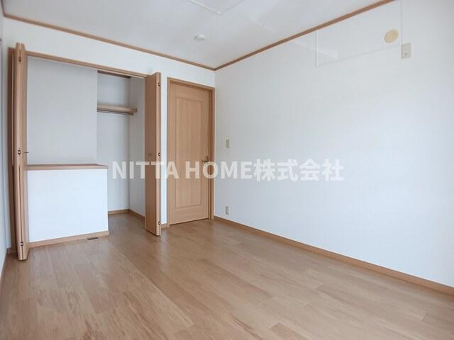 フラットワンＢの内装|６帖の洋室が２部屋あります◇