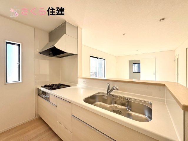 クレイドルガーデン　宇都宮市川田町第6　２号棟のキッチン|お子様と並んで料理をしても余裕のゆとりのキッチン。お子様と一緒に料理も叶いますよ♪