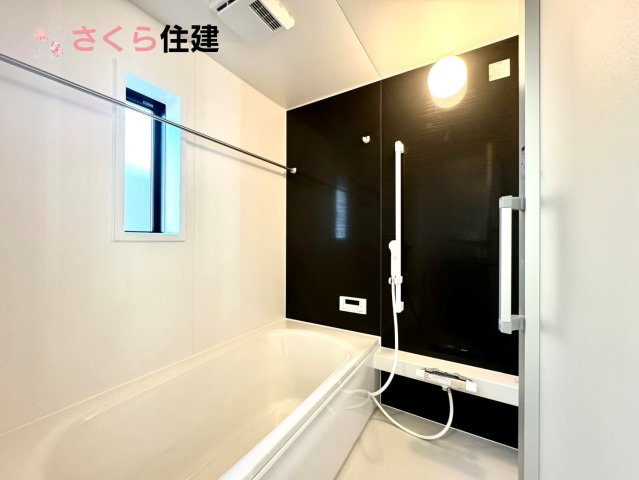 クレイドルガーデン　宇都宮市川田町第6　２号棟の浴室|梅雨の時期は大活躍の浴室乾燥機！家族の数だけ増える洗濯物もしっかり乾かせます
