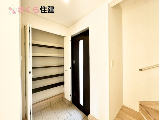 クレイドルガーデン　宇都宮市川田町第6　２号棟の玄関|玄関がいつも片づく大型シューズボックス。お子様の靴のサイズが大きくなっていっても安心の広々スペース！