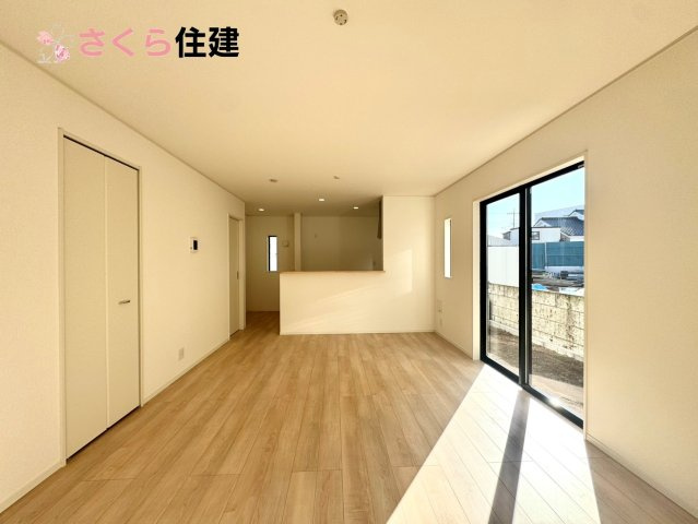 クレイドルガーデン　宇都宮市川田町第6　２号棟の居間・リビング|帖LDKはキッチンで家事をしながらでもお子様に一対一で向き合える時間が作れます！！