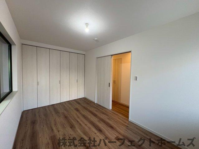 須山町戸建の洋室|落ち着いた色調の洋室です