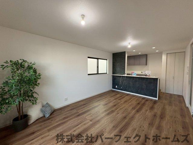 須山町戸建の居間・リビング|ゆったり過ごせるリビングです