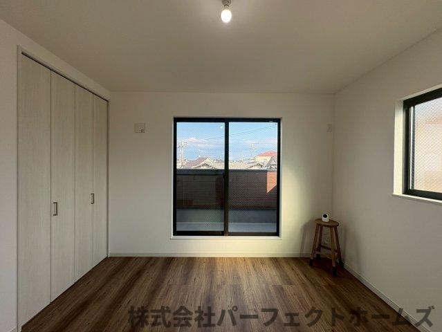 須山町戸建の洋室|落ち着いた色調の洋室です