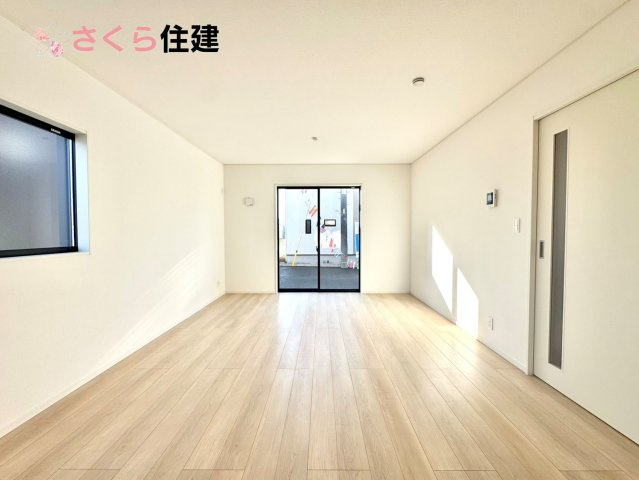 クレイドルガーデン　宇都宮市川田町第6　3号棟の居間・リビング|広々16帖LDLは南向きで日当たり良好。ゆったりとした時間の流れる開放的なくつろぎの空間