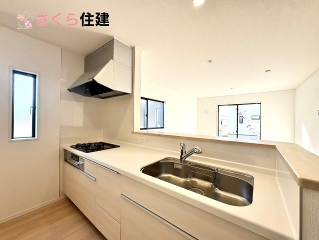 クレイドルガーデン　宇都宮市川田町第6　3号棟のキッチン|お子様と並んで料理をしても余裕のゆとりのキッチン。お子様と一緒に料理も叶いますよ♪