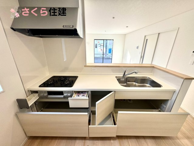 クレイドルガーデン　宇都宮市川田町第6　3号棟のキッチン|キッチン下収納は奥まで引き出せるので、大きく屈まなくても楽に必要なものがパッと取り出せます！