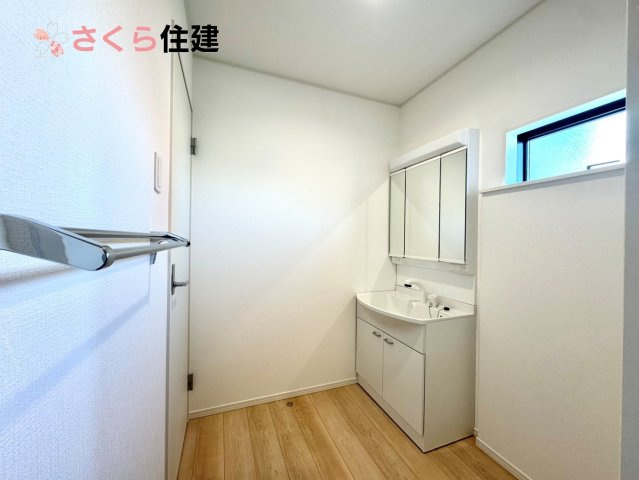 クレイドルガーデン　宇都宮市川田町第6　3号棟の独立洗面台|ゆとりある広さの洗面所。両サイド収納の洗面台で、二人ならんで同時の身支度もスムーズです