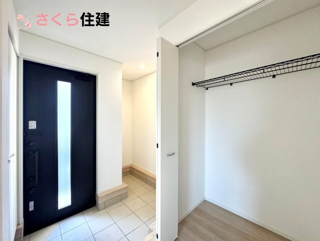 クレイドルガーデン　宇都宮市川田町第6　3号棟の玄関|玄関がいつも片づく大型シューズボックス。お子様の靴のサイズが大きくなっていっても安心の広々スペース
