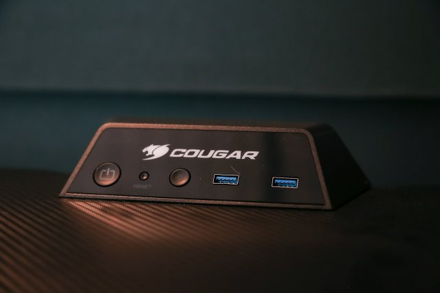 【設備】 | CLAN ONE | ゲーミングデスク「COUGAR MARS」を導入。マルチディスプレイ環境を無理なく実現できます。※写真は類似です