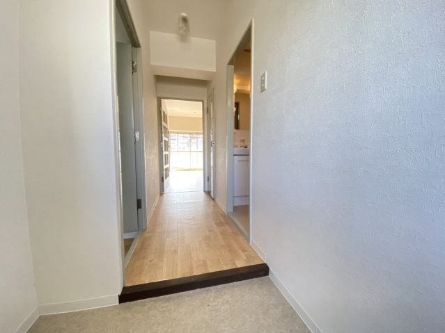 【玄関】 | UTOPIA KASHIWARA（ユートピア柏原） | 同タイプの別部屋写真。