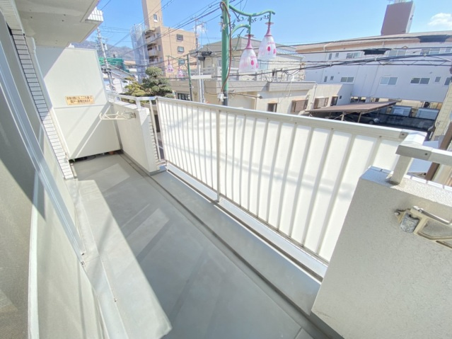 【バルコニー】 | UTOPIA KASHIWARA（ユートピア柏原） | 同タイプの別部屋写真。