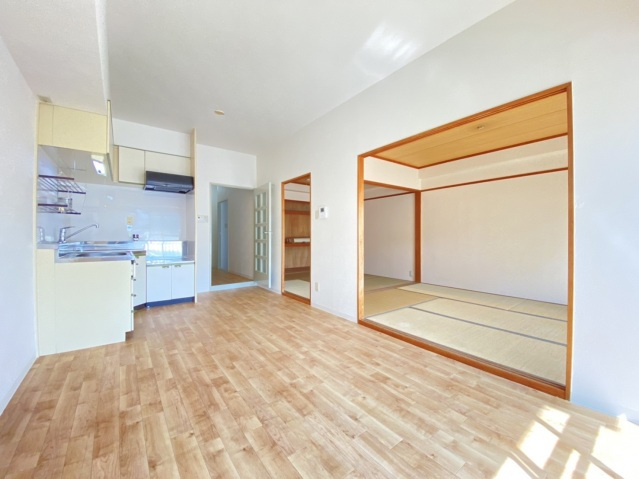 【居間・リビング】 | UTOPIA KASHIWARA（ユートピア柏原） | 同タイプの別部屋写真。