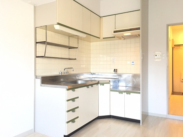 【キッチン】 | UTOPIA KASHIWARA（ユートピア柏原） | 同タイプの別部屋写真。