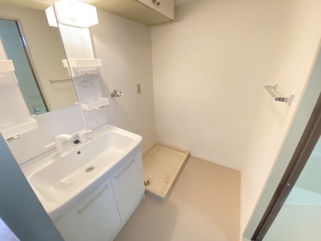 【洗面所】 | UTOPIA KASHIWARA（ユートピア柏原） | 同タイプの別部屋写真。
