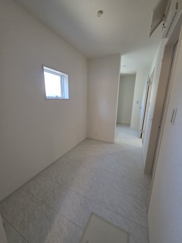 【その他】 | リーブルガーデン．S　深谷上柴町西第５　 | １号棟現地ドレッシングルーム（2025年12月16日）撮影