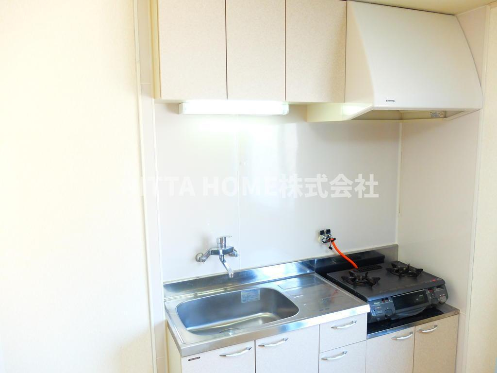 サンハウス A棟のキッチン|ガスレンジ付きですよ!!