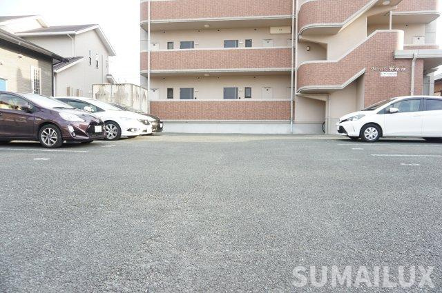 N and E 光の森の駐車場