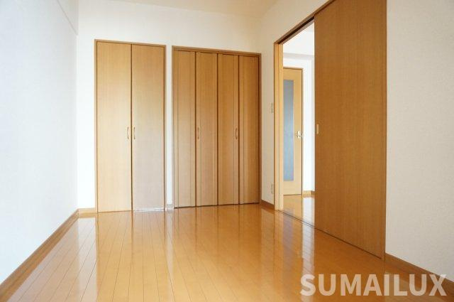 N and E 光の森の内装