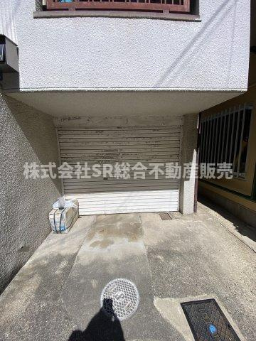 松原2丁目中古戸建の駐車場|シャッター付車庫（車種による）があり大事なお車を雨風から守れます！他にも倉庫、駐輪場としての用途もあります。