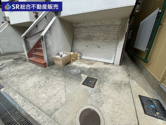 松原2丁目中古戸建の駐車場|シャッター付車庫（車種による）があり大事なお車を雨風から守れます！他にも倉庫、駐輪場としての用途もあります。