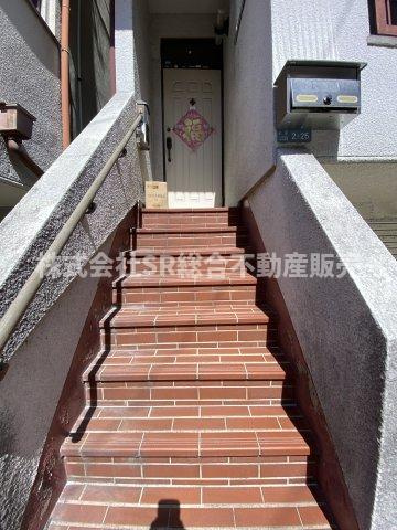 松原2丁目中古戸建の玄関|リフォームや住宅ローン・東大阪市の不動産の事なら弊社にお任せ下さいませ！
各地域の特徴・グルメ・裏道やその他、細かい情報等も熟知した
東大阪市出身のスタッフが新生活を送るお客様をサポート致します！