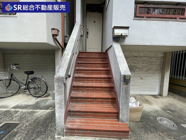 松原2丁目中古戸建の玄関|リフォームや住宅ローン・東大阪市の不動産の事なら弊社にお任せ下さいませ！
各地域の特徴・グルメ・裏道やその他、細かい情報等も熟知した
東大阪市出身のスタッフが新生活を送るお客様をサポート致します！