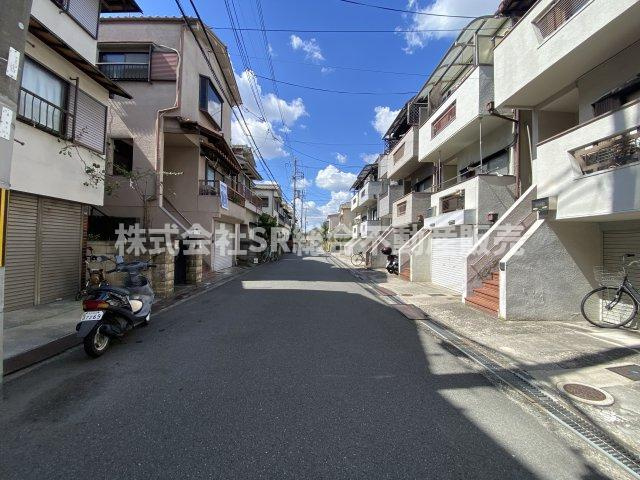 松原2丁目中古戸建の前面道路含む現地写真|弊社は中古戸建のご紹介、その後のリフォームのご提案、
賃貸物件のご紹介、すべてご対応可能です。
お客様にあったプランをご提案致します。
まずはお問合せ下さいませ。