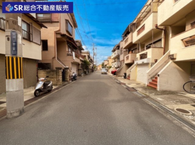 松原2丁目中古戸建の前面道路含む現地写真|弊社は中古戸建のご紹介、その後のリフォームのご提案、
賃貸物件のご紹介、すべてご対応可能です。
お客様にあったプランをご提案致します。
まずはお問合せ下さいませ。