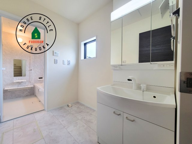 福岡市西区野方6丁目第19-1棟（1号棟）の脱衣所|ゆとりの洗面スペースで朝の身支度もスムーズに。暮らしを快適に変えるシャワー付洗面台です！