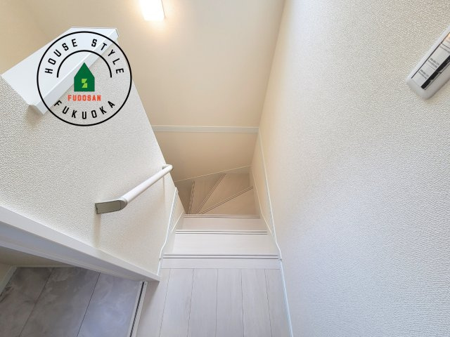 福岡市西区野方6丁目第19-1棟（1号棟）の内装|＜手すり付階段＞手すりがないと階段の昇り降りで危険なことはもちろん、壁に手をつきながら歩くことで壁紙が汚れやすくなります。すべての方に快適に昇り降りしていただくため、手すりを設置しました。