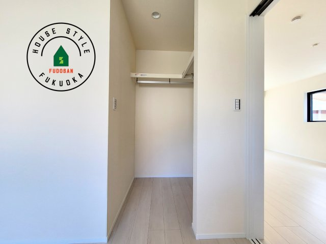 福岡市西区野方6丁目第19-1棟（1号棟）の収納|洋服や大きな荷物が多い方や人数の多いご家族などは、一般的なクローゼットよりもウォークインクローゼットのほうが使い勝手が良いです。