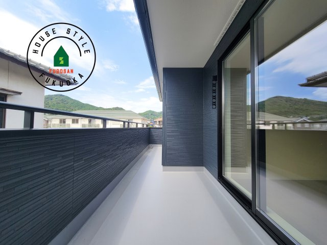 福岡市西区野方6丁目第19-1棟（1号棟）のバルコニー|風をしっかりと感じられるバルコニーでは、毎日が洗濯日和です。広々としているので洗濯も楽しくなるでしょうし、気分転換にバルコニーからの眺めを楽しむのもいいでしょう。