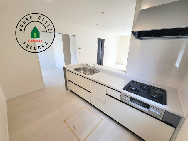 福岡市西区野方6丁目第19-1棟（1号棟）のキッチン|ダイニングテーブルへの配膳がラクラク、お料理はかどるカウンター付きシステムキッチン！