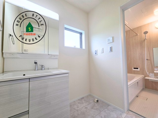 糸島市志摩サンセットロード第1-1棟（1号棟）の脱衣所|ゆとりの洗面スペースで朝の身支度もスムーズに。暮らしを快適に変えるシャワー付洗面台です！