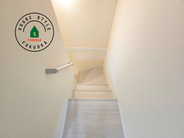 糸島市志摩サンセットロード第1-1棟（1号棟）の内装|＜手すり付階段＞手すりがないと階段の昇り降りで危険なことはもちろん、壁に手をつきながら歩くことで壁紙が汚れやすくなります。すべての方に快適に昇り降りしていただくため、手すりを設置しました。
