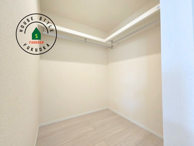 糸島市志摩サンセットロード第1-1棟（1号棟）の収納|洋服や大きな荷物が多い方や人数の多いご家族などは、一般的なクローゼットよりもウォークインクローゼットのほうが使い勝手が良いです。