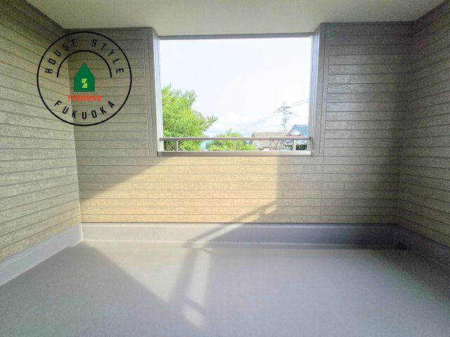 糸島市志摩サンセットロード第1-1棟（1号棟）のバルコニー|風をしっかりと感じられるバルコニーでは、毎日が洗濯日和です。広々としているので洗濯も楽しくなるでしょうし、気分転換にバルコニーからの眺めを楽しむのもいいでしょう。