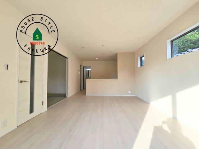 糸島市志摩サンセットロード第1-1棟（1号棟）の居間・リビング|キッチンからリビングをしっかり確認できます。家族の笑顔があふれる空間になりそうですね。