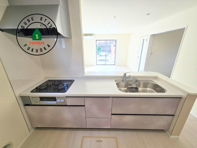 糸島市志摩サンセットロード第1-1棟（1号棟）のキッチン|ご家族を近くに感じられる対面キッチンのLDK。会話もはずみそうですね。