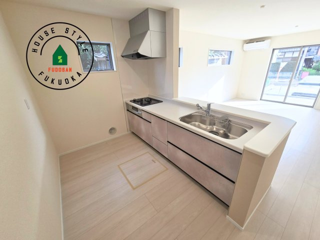 糸島市志摩サンセットロード第1-1棟（1号棟）のキッチン|ダイニングテーブルへの配膳がラクラク、お料理はかどるカウンター付きシステムキッチン！